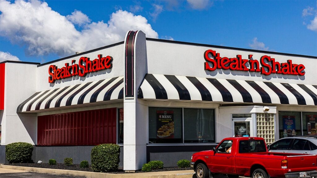 Steak 'n Shake installing American flags at locations nationwide