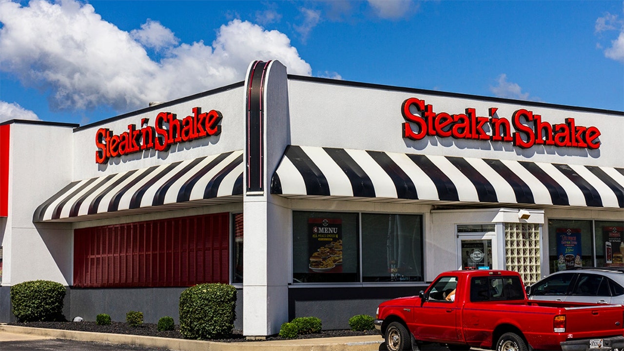 Steak 'n Shake installing American flags at locations nationwide