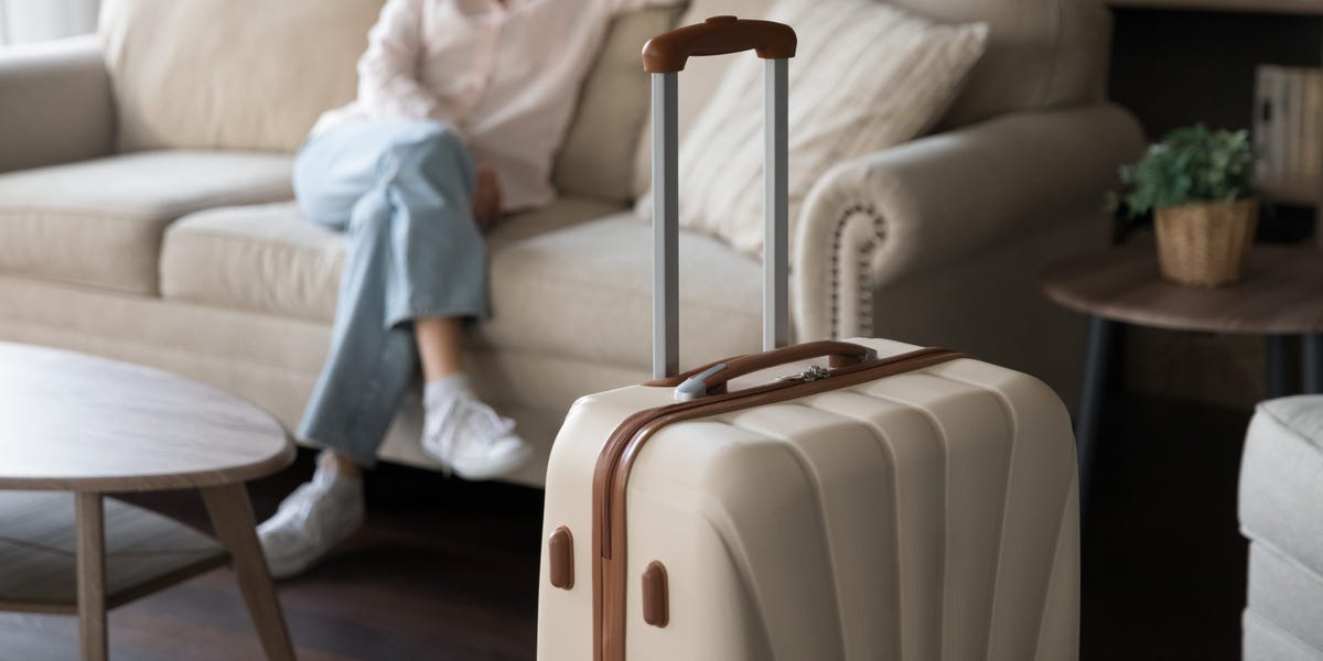 Ways to Be a Good House Guest, According to Etiquette Experts