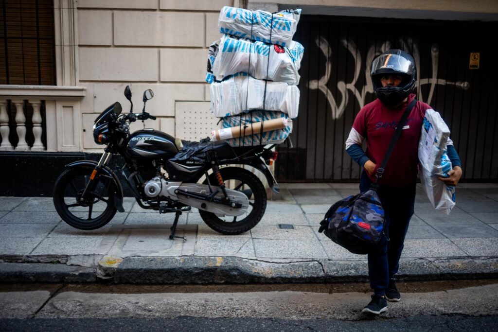 Deregulated Argentina rushes to buy from global e-commerce giants