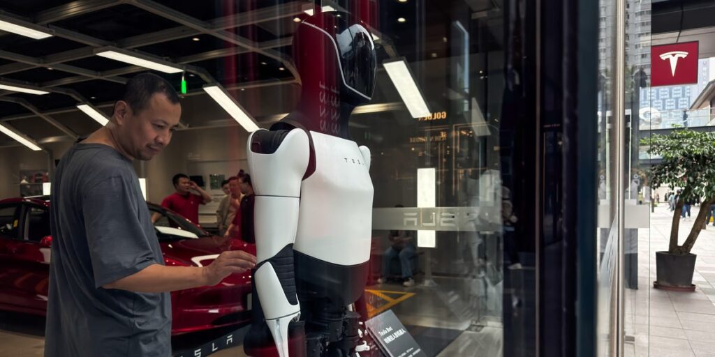 Elon Musk Says Optimus Will Be an 'Incredible Surgeon'