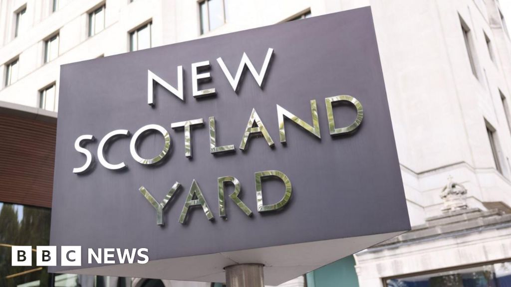 Met Police officer sacked over spray tan business