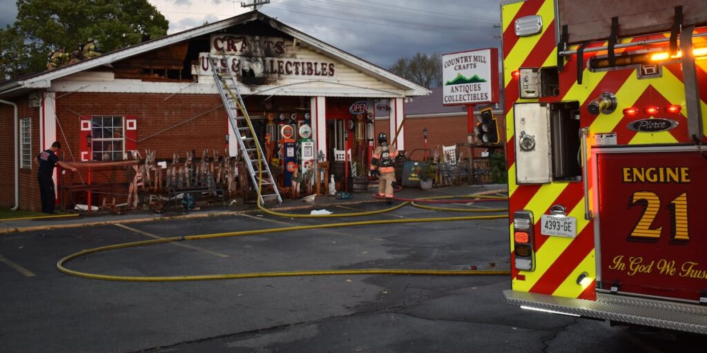 One firefighter injured while responding to business fire in Pigeon Forge
