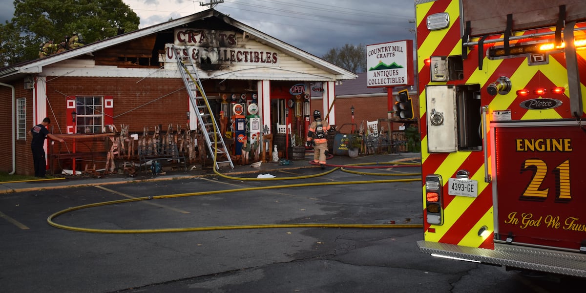 One firefighter injured while responding to business fire in Pigeon Forge