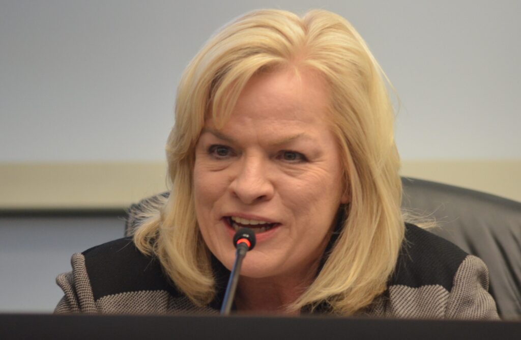 Orland Park trustees OK moratorium on business licenses