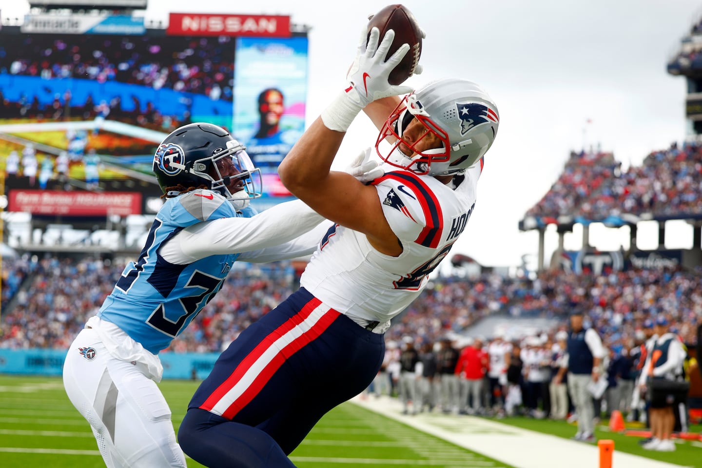 Austin Hooper's second-quarter touchdown catch helped the Patriots tie the game, and was the first of three straight offensive drives to end up in the end zone.