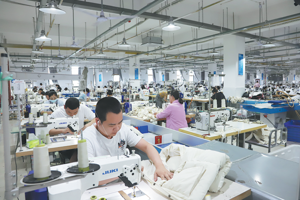 Returning home to take part in Tianmen's garment e-commerce sector
