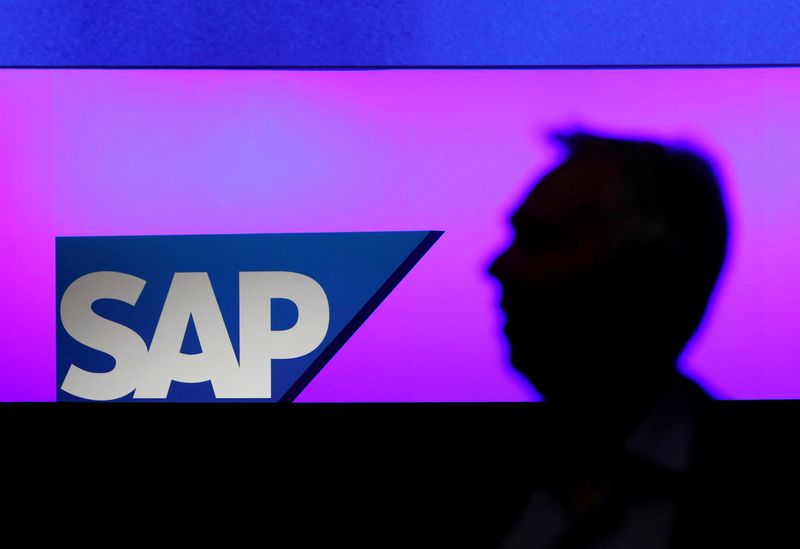 SAP shares turn negative on new cloud business outlook