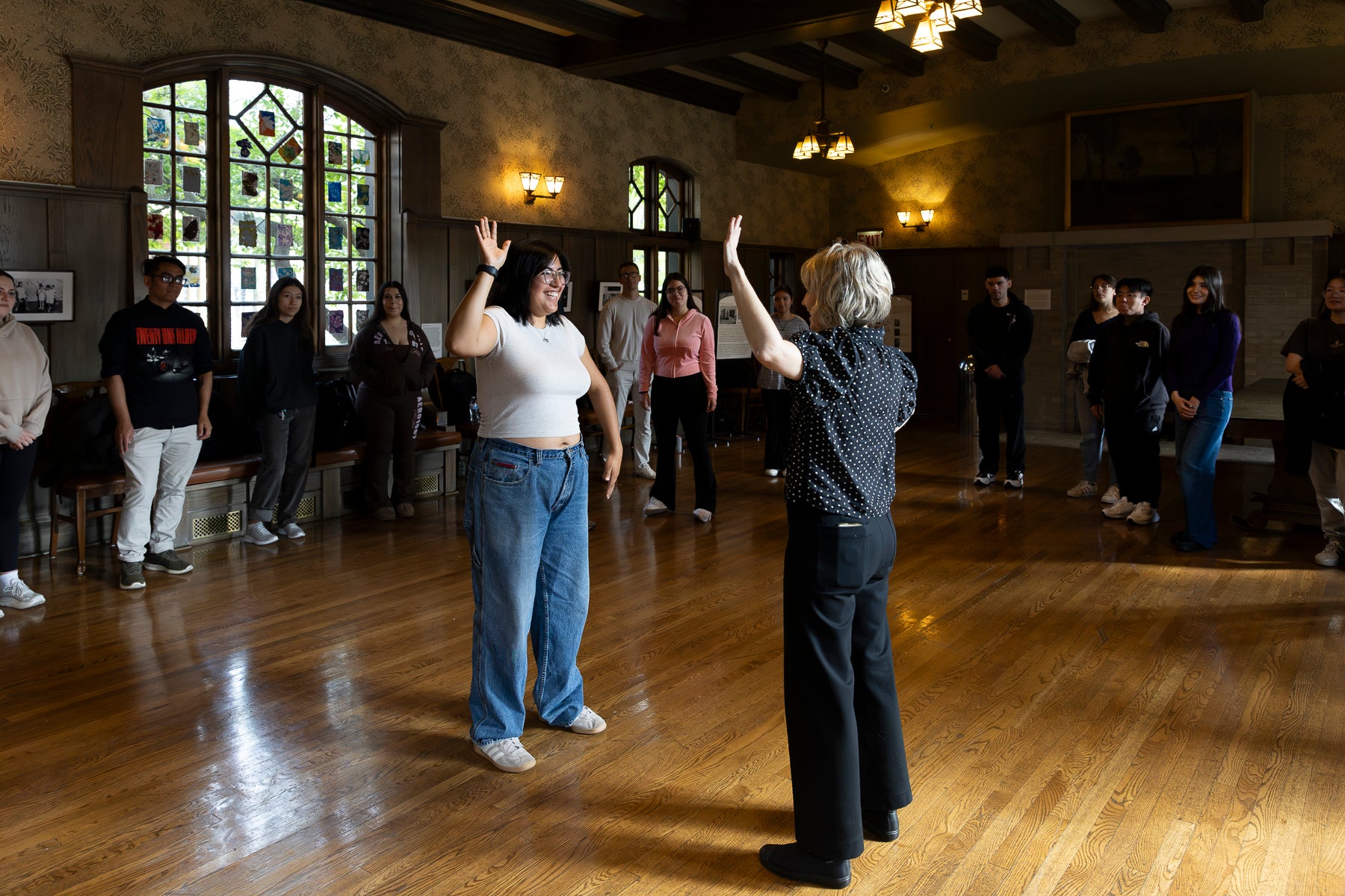 Sasha Salguero Gomez and UIC Business Lecturer Morgan Lord in class.