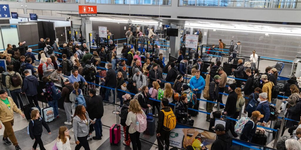 Hundreds of Flights Canceled After Snowstorm Batters Midwest