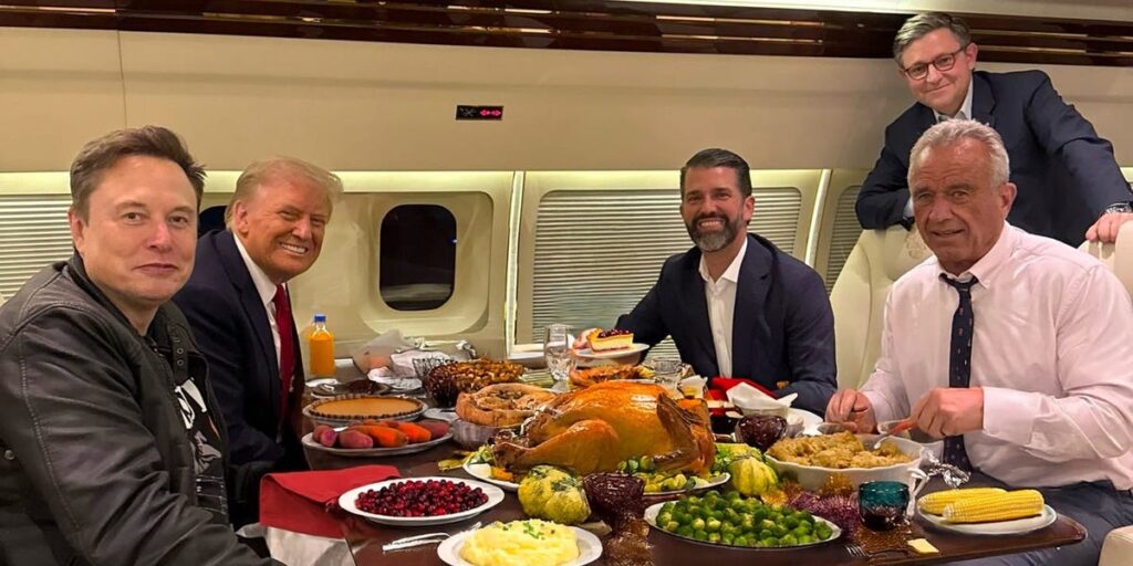 AI Thanksgiving Dinner Table Photos Are Popular This Year