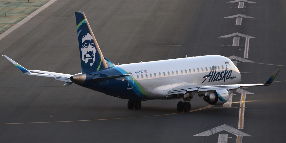 Alaska Airlines Pilot Thought He Was Dead After Taking Magic Mushrooms