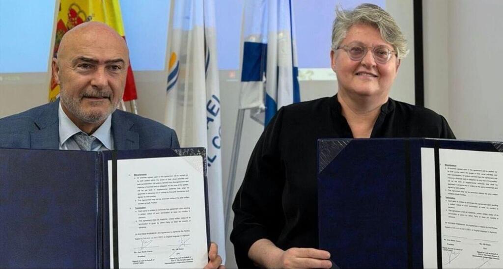 Nili Shalev signs the agreement 