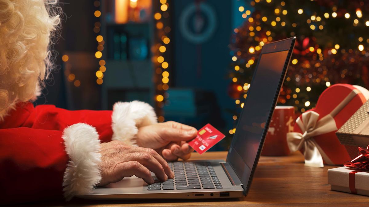Holiday shopping runs on value as e-commerce leads gains