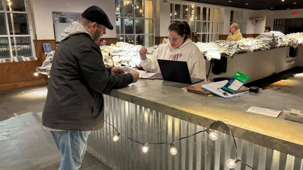 Locals turn out shopping for Small Business Saturday in Southbury – NBC Connecticut