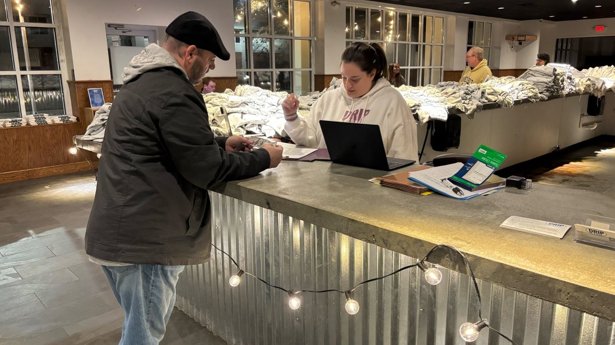 Locals turn out shopping for Small Business Saturday in Southbury – NBC Connecticut