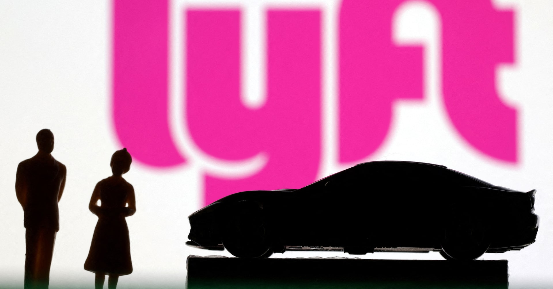 Lyft forecasts upbeat bookings for holiday quarter