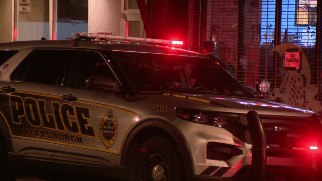 Man walks into Downtown Pittsburgh business after being stabbed