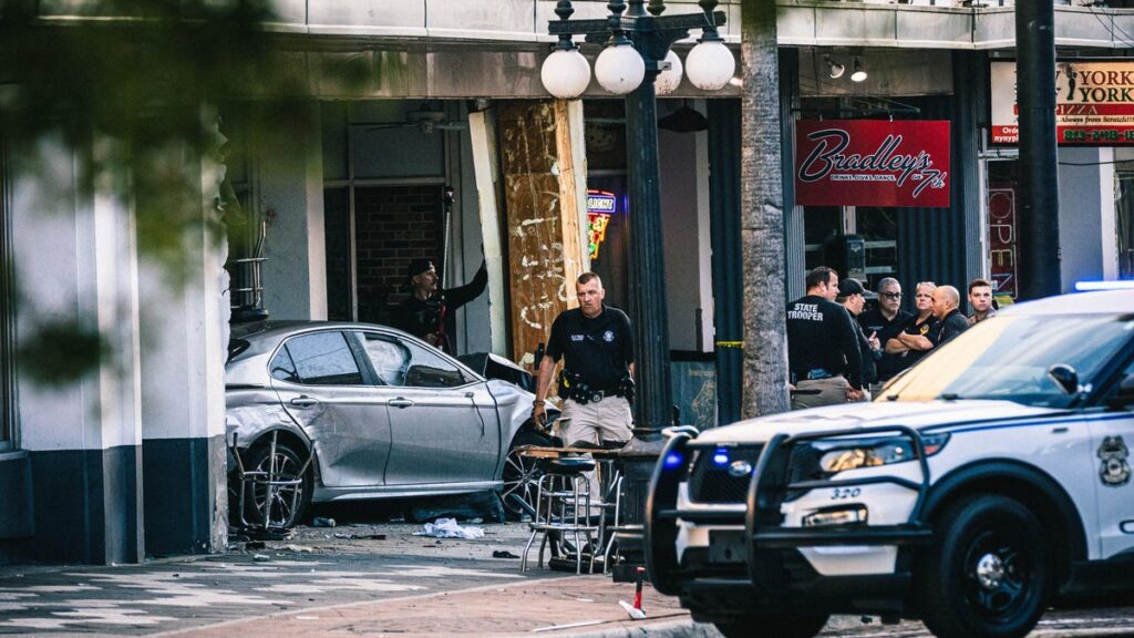 Tampa car crash into business leaves 4 dead, 9 injured