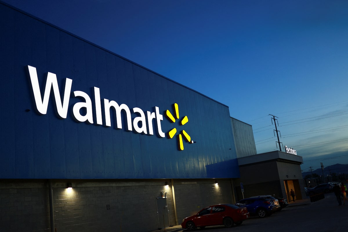 Walmart raises outlook on strong e-commerce sales, advertising revenue