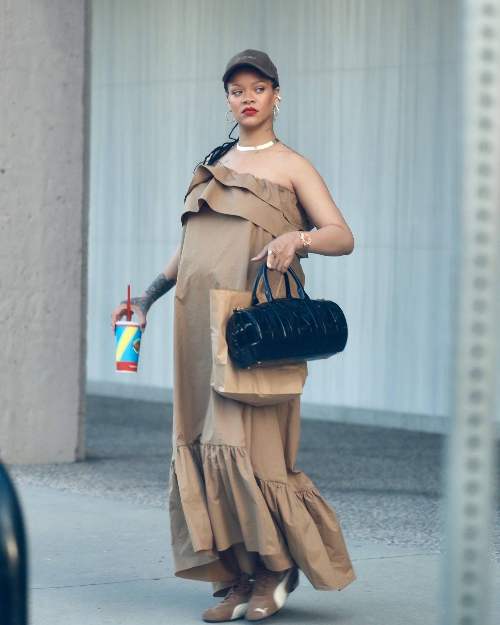 EXCLUSIVE Los Angeles CA WEB MUST CALL FOR PRICING Fat Burger Pregnancy Cravings Rihanna continues to show off her...