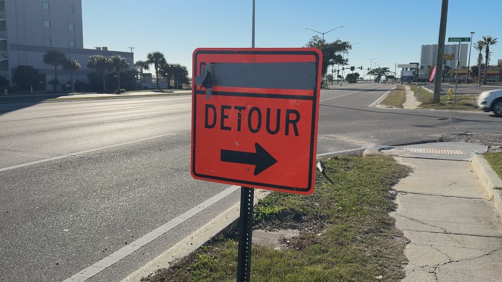 Detour signs have no lettering to indicate alternate route for Camellia Street.