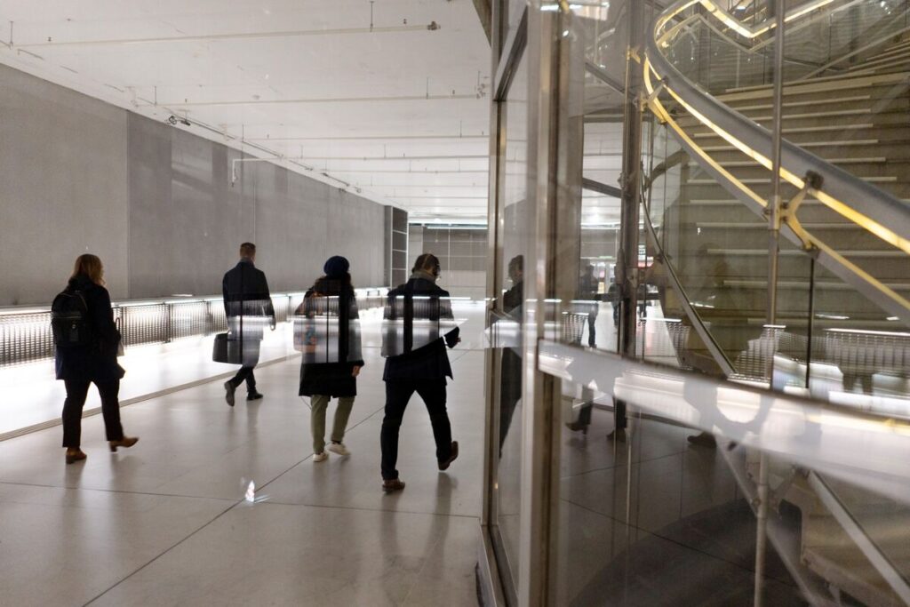 French Business Activity Rises for First Time in Over a Year