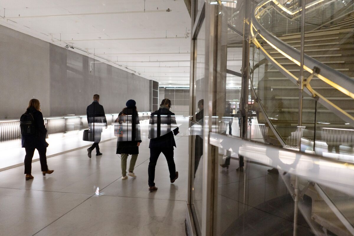 French Business Activity Rises for First Time in Over a Year