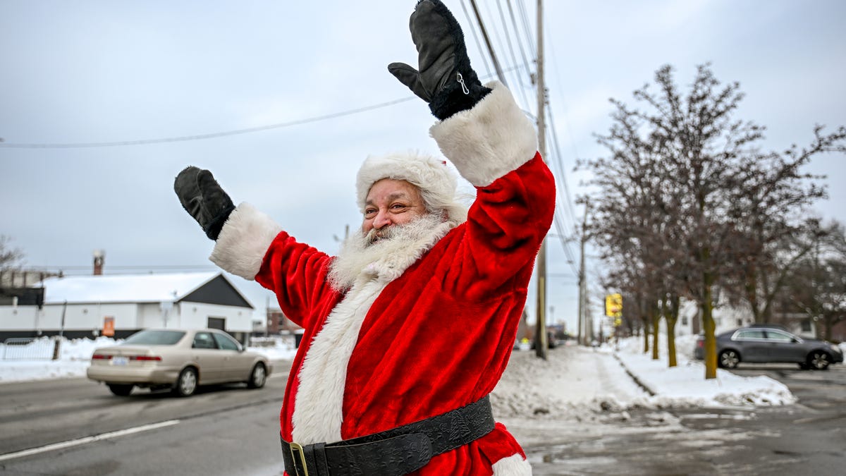 Lansing Santa gives back to those he does business with