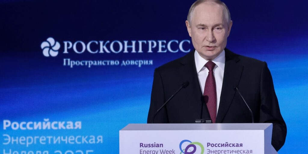 Oil Slumps Toward Worst Year Since the Pandemic, Pressuring Russia