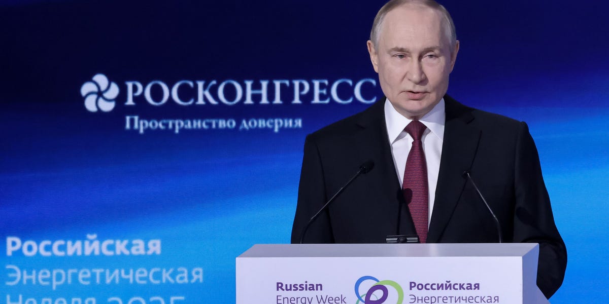 Oil Slumps Toward Worst Year Since the Pandemic, Pressuring Russia