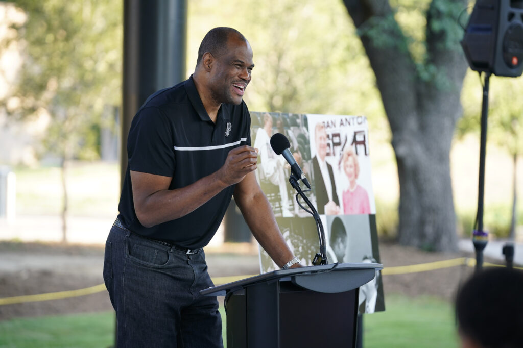 Spurs great David Robinson sues business partner, alleges he committed fraud