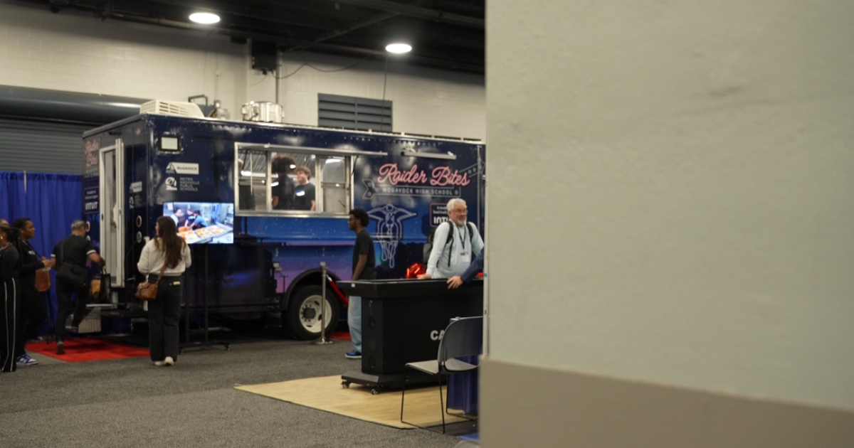 Students run food truck for business education