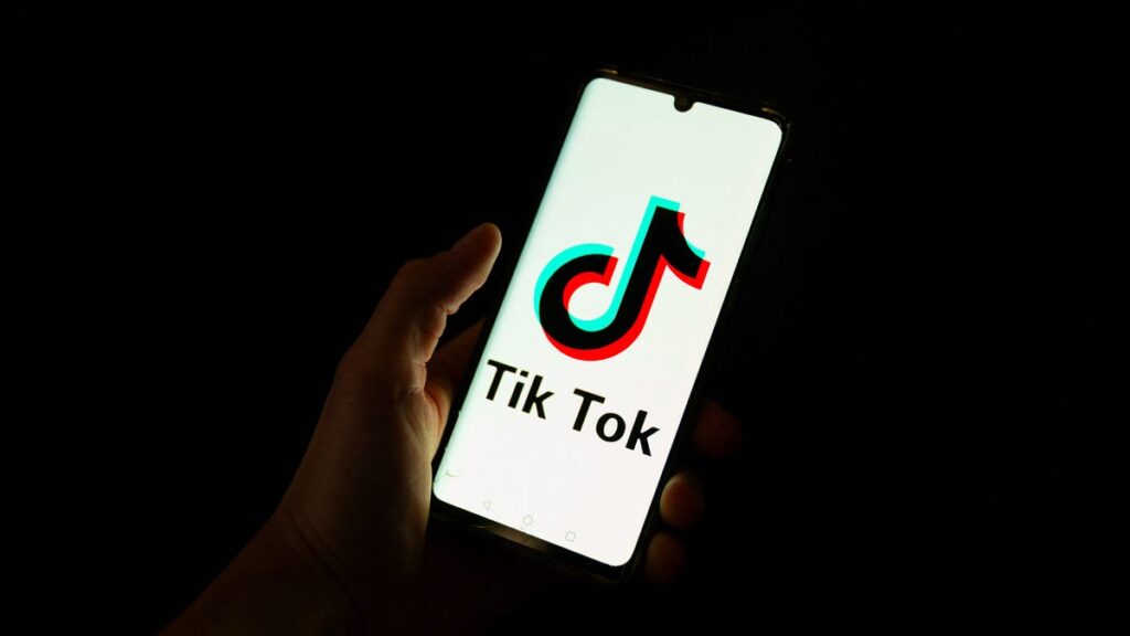 Tiktok signs deal to sell its US business to American investors