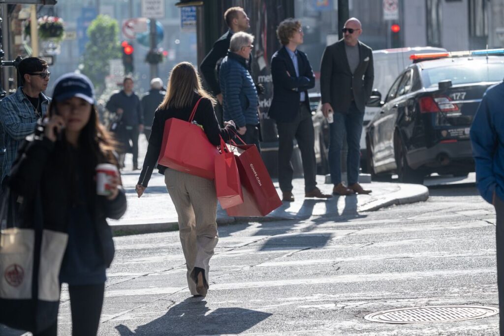 US Business Activity Growth Slows While Price Pressures Mount