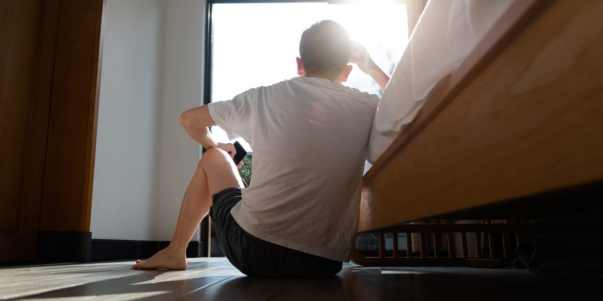 "Are You Dead?" App Sparks Loneliness Discussion in China