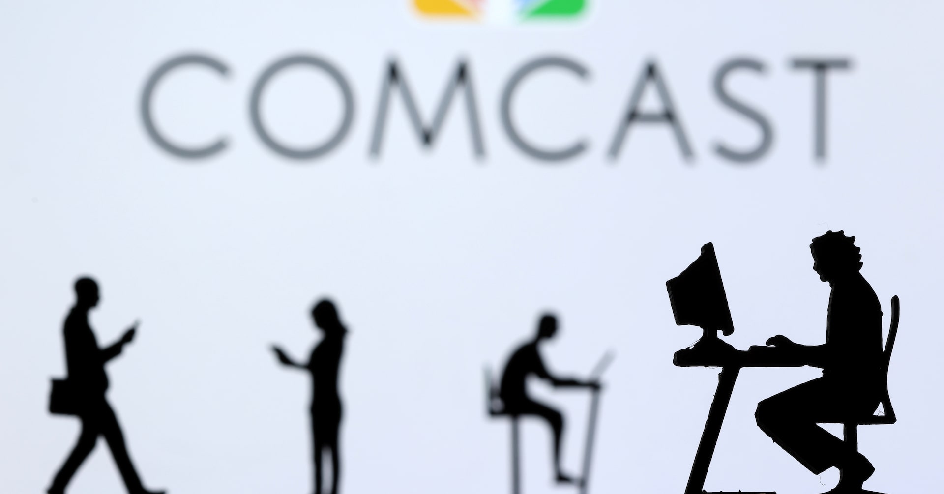 Comcast sheds more broadband customers as wireless competition mounts