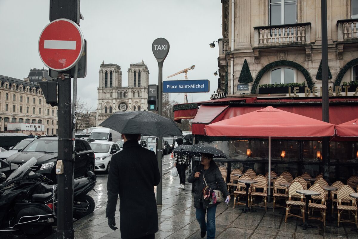 French Business Activity Falls as Budget Drama Curbs Demand