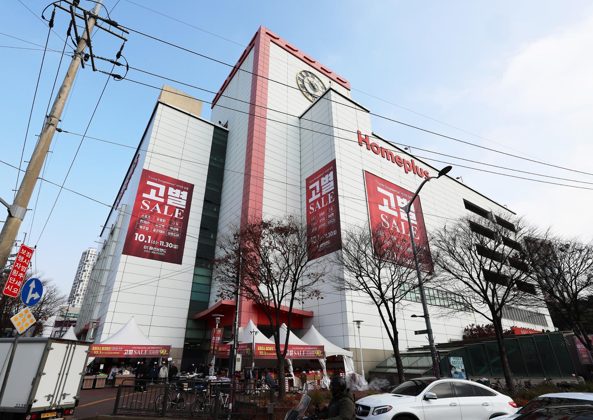 Law protecting street vendors holds back retail giants as e-commerce booms