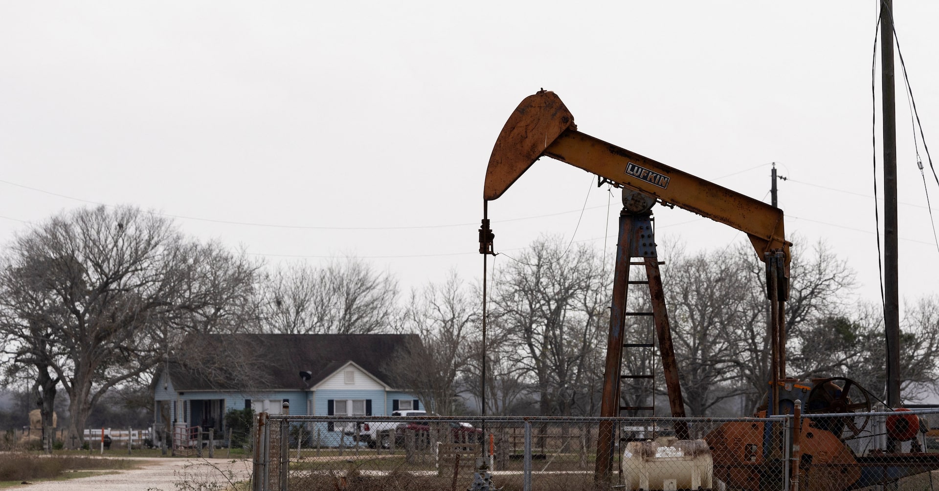 Oil holds onto gains as Iran keeps investors on edge