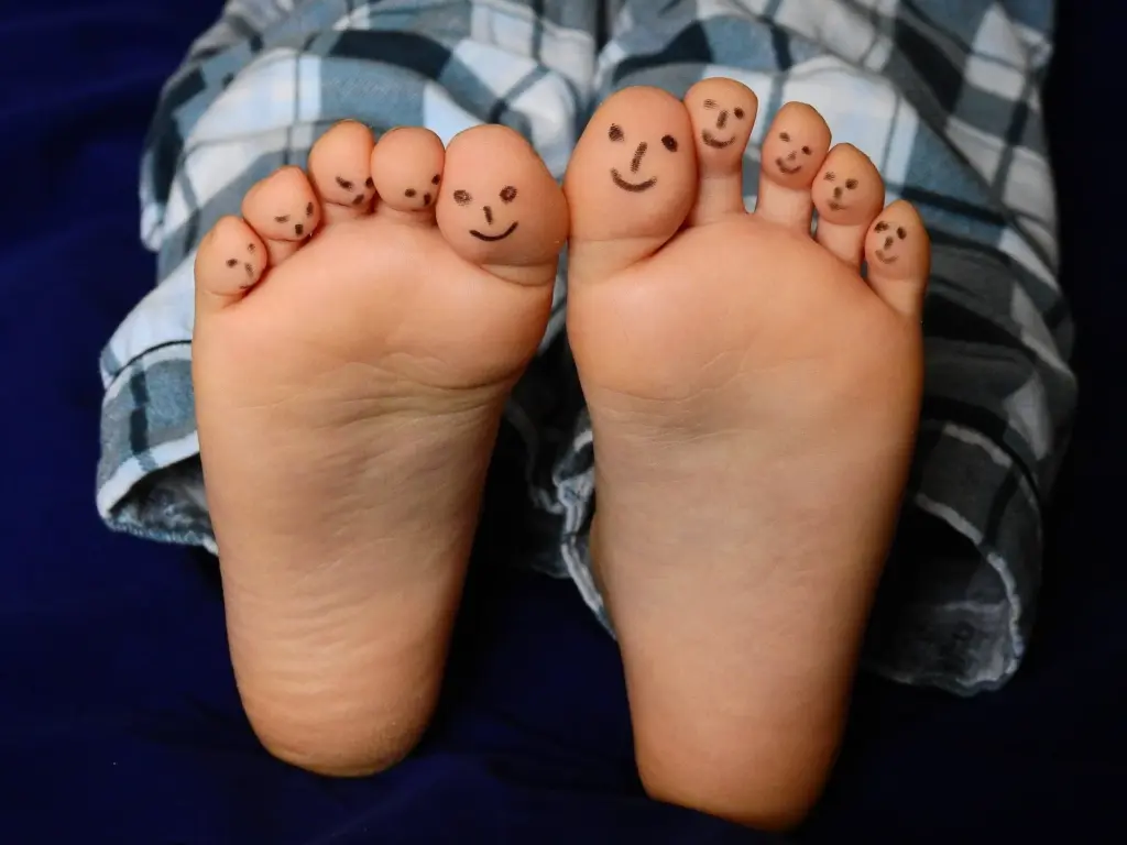 smiley face feet