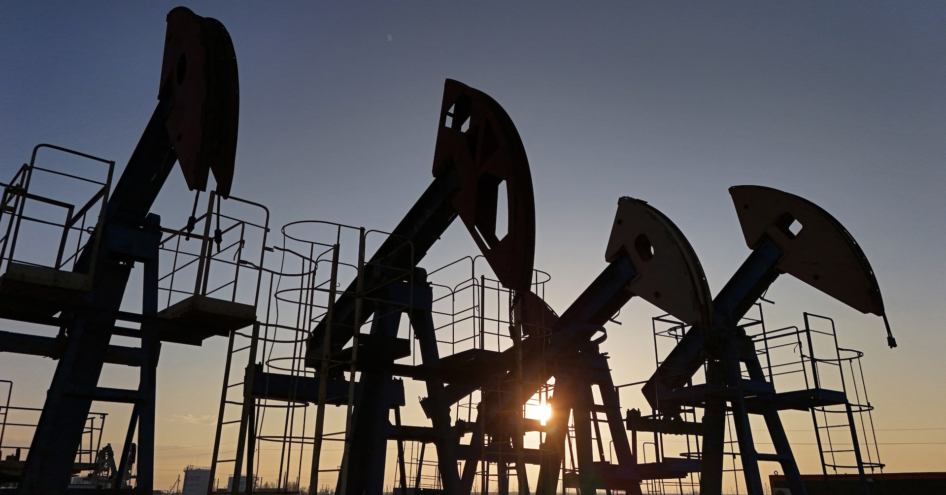 Oil falls by over $1 per barrel as Iran talks in focus