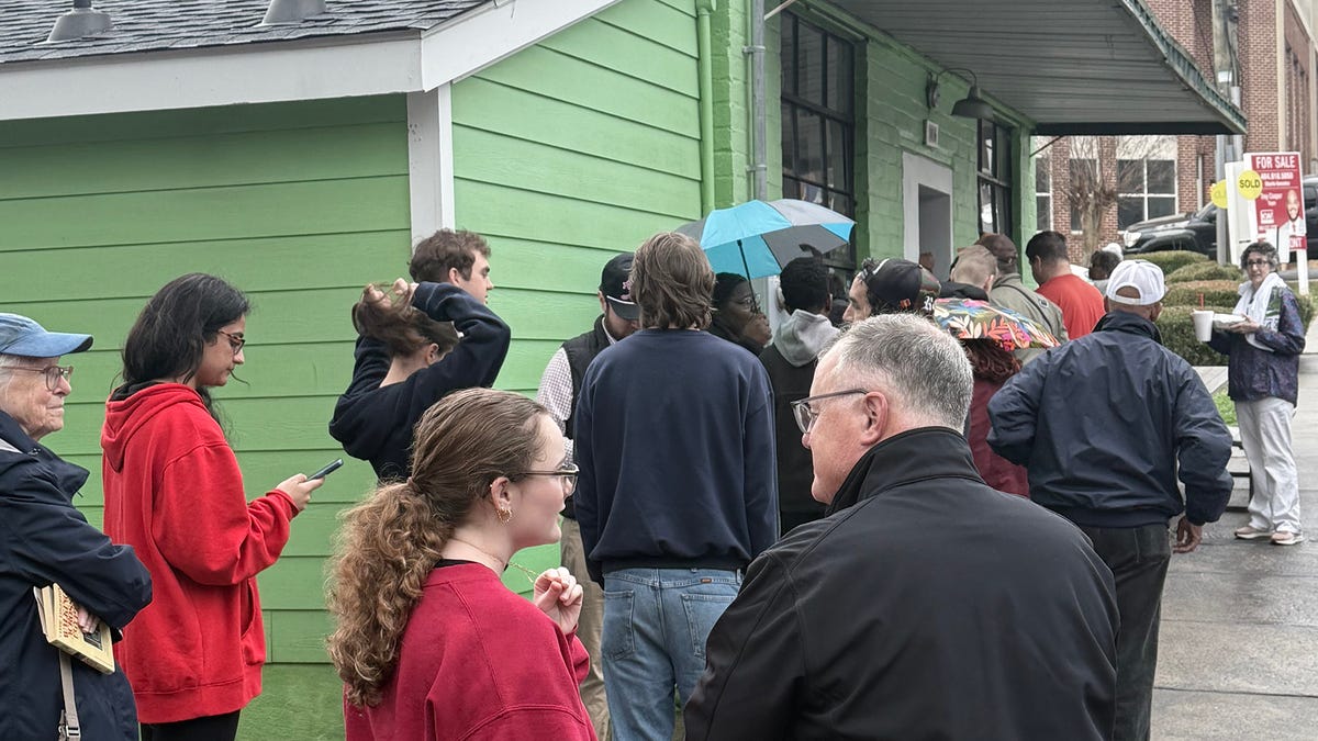 SEE IT: Guests line up in the rain on Weaver D's final day