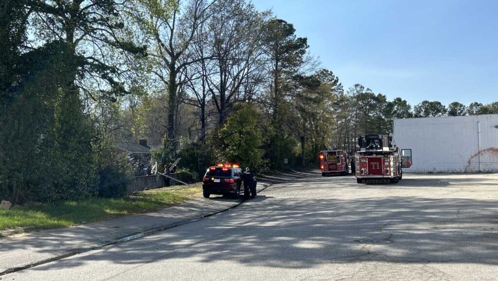 Crews responding to fire burning behind an Upstate business