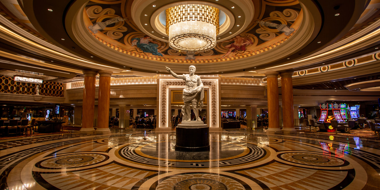 Exclusive | Tilman Fertitta in Talks to Buy Caesars for $7 Billion After Topping Bid From Icahn