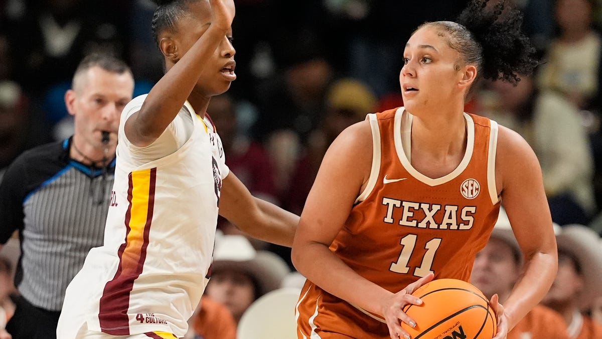 Justice Carlton puts aside baking business with Texas in Sweet 16
