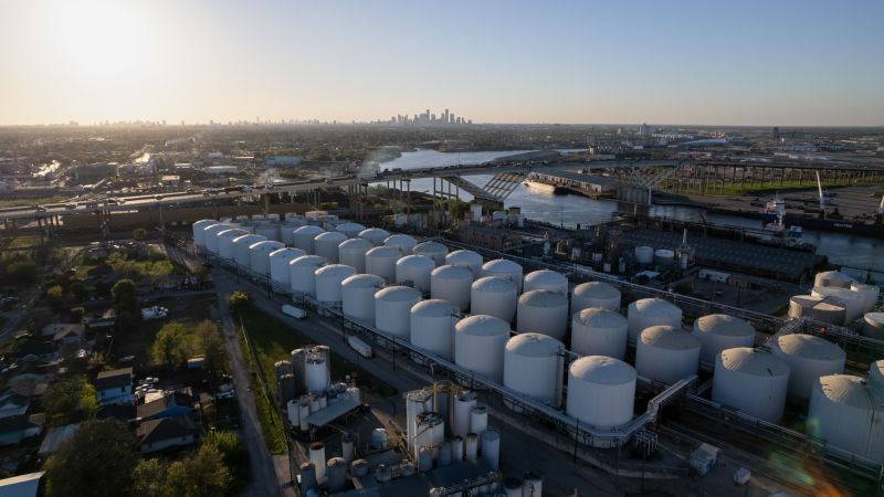 Oil prices climb as war in Iran enters third week