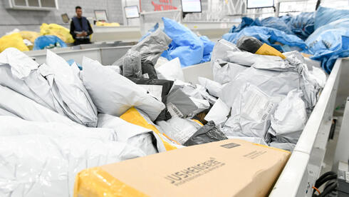 Online shopping deliveries resume after war pause