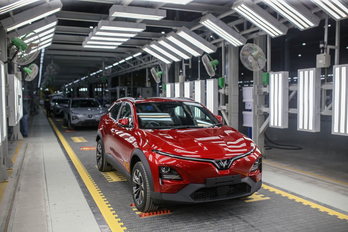 VinFast to Resume US EV Plant Construction Even as Loss Widens