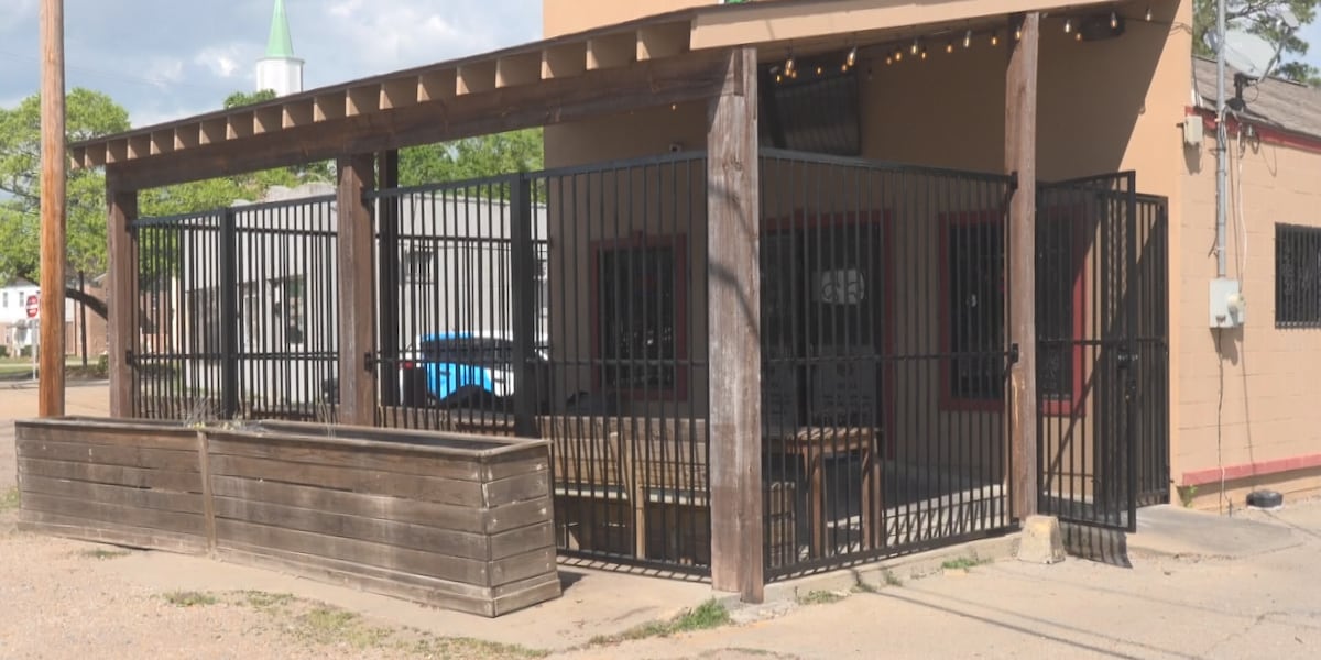 Baton Rouge restaurant installs fence after repeated public defecation outside business